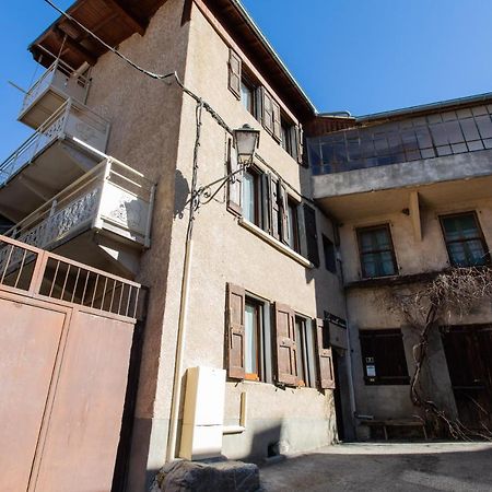 Le Coq Charmant Petit Studio En Centre Ville D'Эмбрён Экстерьер фото