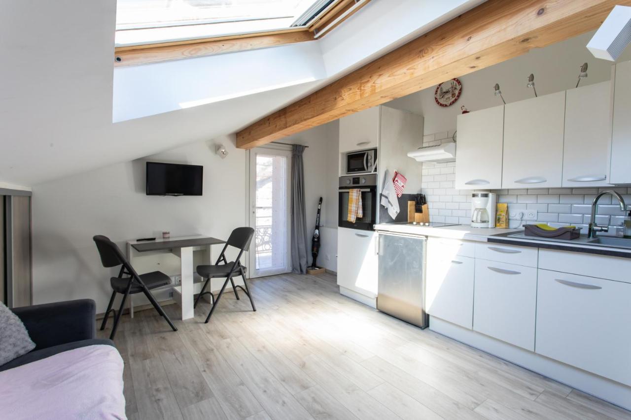 Le Coq Charmant Petit Studio En Centre Ville D'Эмбрён Экстерьер фото